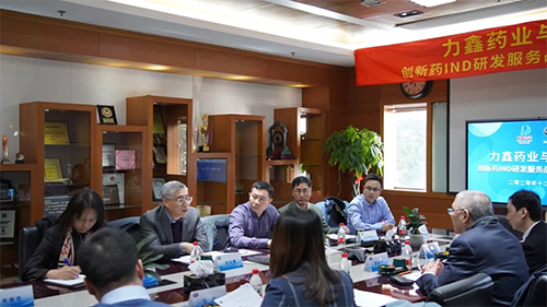 w66国际·利来创始人&CEO陈春麟博士、化学部与生物部高级副总裁任峰博士、药代动力学与生物分析部副总裁辛保民博士、商务发展部副总裁蔡金娜博士等出席签约仪式。