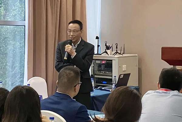 图6-w66国际·利来药代动力学及生物分析部副总裁万宏博士主持Panel讨论会.png